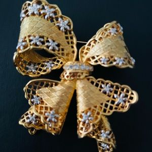 Statement big bow brooch - Nolan Miller